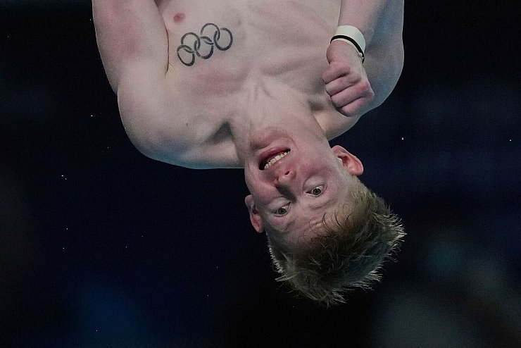 Kopfüber - Wasserspringer Jaden Eikermann - © Andy Wong/AP/dpa