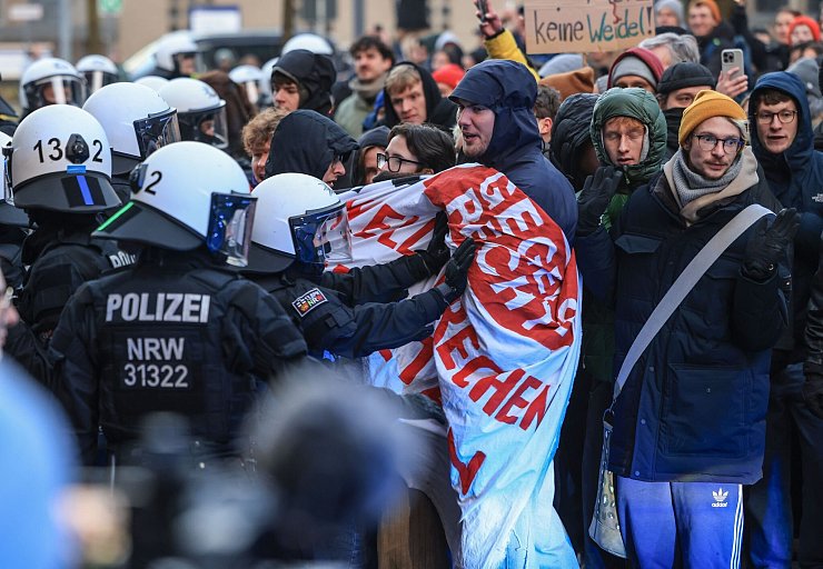 Polizeieinsatz am Rande eines Besuchs von Friedrich Merz. - © Oliver Berg/dpa