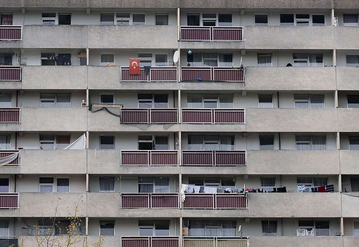 Insbesondere in Großstädten nimmt die Überlastung der Bevölkerung durch Wohnkosten zu. (Archivbild) - © Boris Roessler/dpa