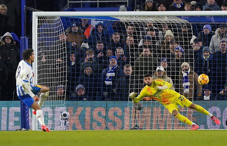 Joao Pedro von Brighton & Hove Albion trifft per Elfmeter zum 1:1. - © Jonathan Brady/PA Wire/dpa