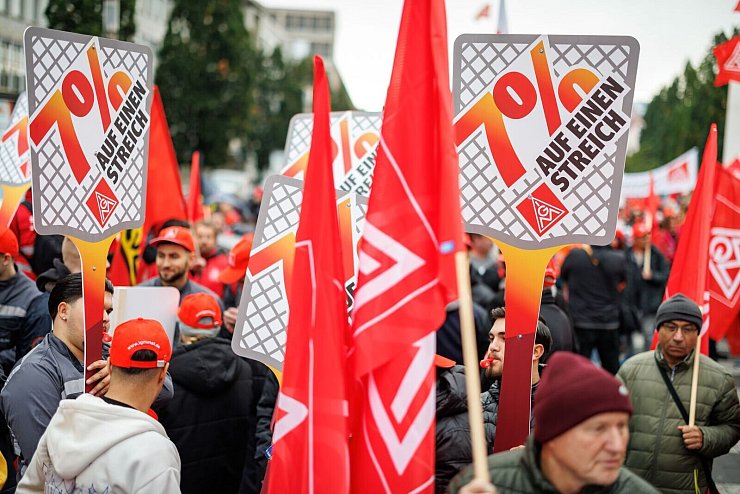 Warnstreiks beginnen: Metaller fordern 7 Prozent mehr Lohn. (Archivbild) - © Daniel Karmann/dpa