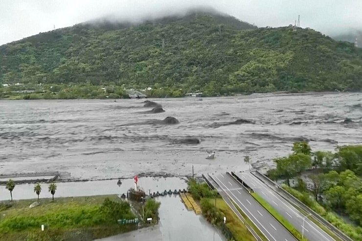 Nach Überschwemmungen starben in Taiwan mindestens 14 Menschen. - © Uncredited/Dong Wen Transports/AP/dpa