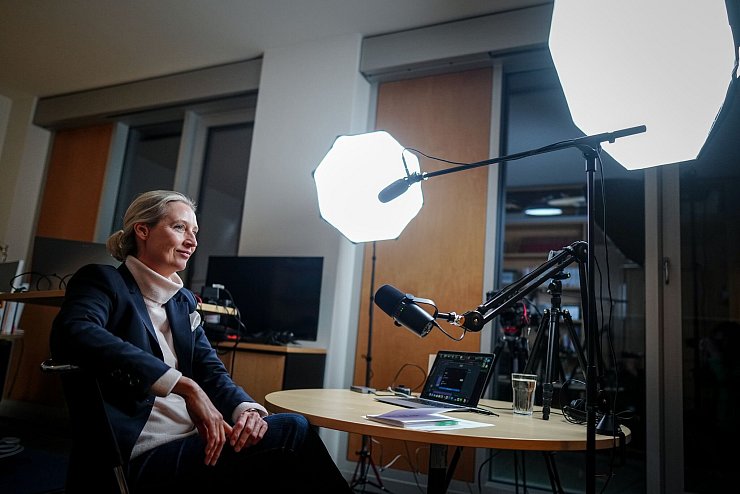 AfD-Chefin Alice Weidel kurz vor ihrem Talk mit Elon Musk. - © Kay Nietfeld/dpa-POOL/dpa
