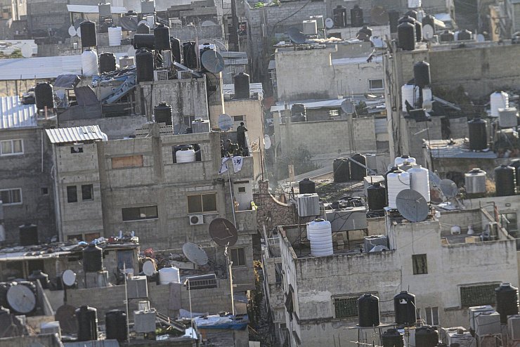 Israelische Soldaten platzieren die israelische Fahne auf einem Balkon im Flüchtlingslager Balata im Westjordanland. - © Nasser Ishtayeh/SOPA Images via ZUMA Press Wire/dpa