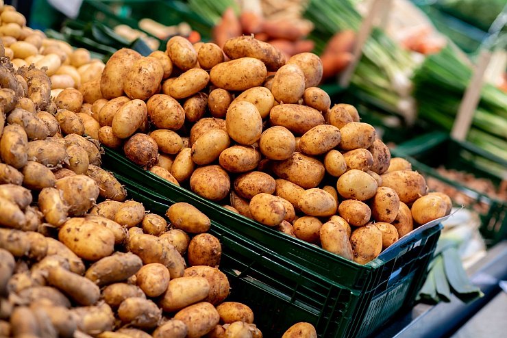 Frische Kartoffeln an einem Wochenmarktstand in Oldenburg (Niedersachsen). - © Hauke-Christian Dittrich/dpa