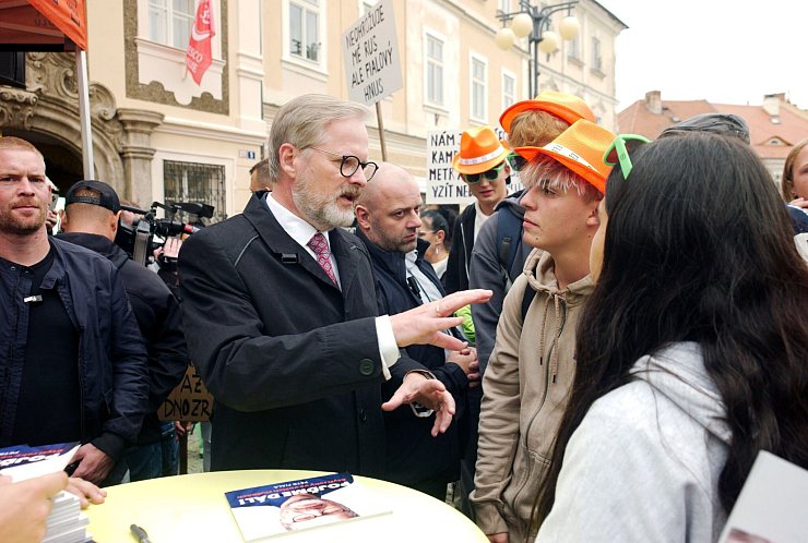 Der tschechische Regierungschef Petr Fiala wirbt bei einem Wahlkampfauftritt in der Unesco-Welterbestadt Kutna Hora, rund 60 Kilometer östlich von Prag, um Stimmen. (Archivbild) - © Michael Heitmann/dpa