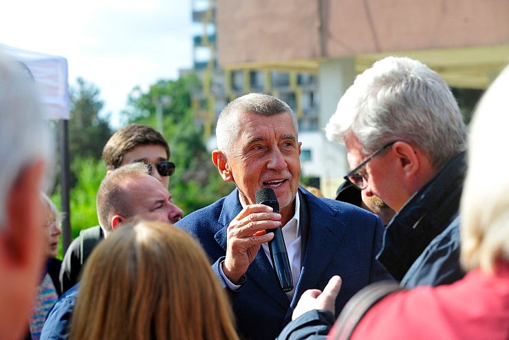 Der tschechische Milliardär und Gründer der Partei ANO, Andrej Babis, bei einem Wahlkampfauftritt im Prager Stadtteil Modrany. (Archivbild) - © Michael Heitmann/dpa