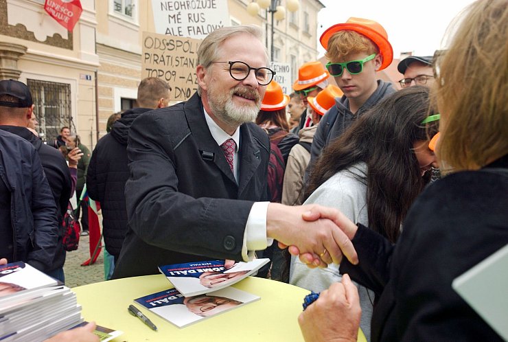 Der tschechische Regierungschef Petr Fiala wirbt bei einem Wahlkampfauftritt in der Unesco-Welterbestadt Kutna Hora, rund 60 Kilometer östlich von Prag, um Stimmen. (Archivbild) - © Michael Heitmann/dpa