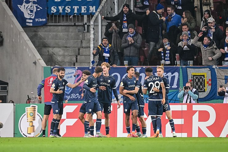 Bochums Spieler jubeln nach dem Tor von Gerrit Holtmann (l). - © Harry Langer/dpa