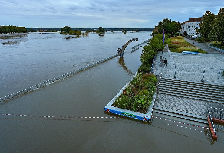 Land unter - die Wassermassen reichen an die Oderpromenade in Frankfurt. - © Patrick Pleul/dpa