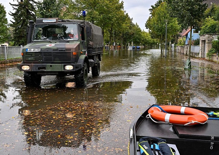 Per Unimog werden Bewohner aus einer überfluteten Straße in Frankfurt (Oder) gefahren. - © Patrick Pleul/dpa