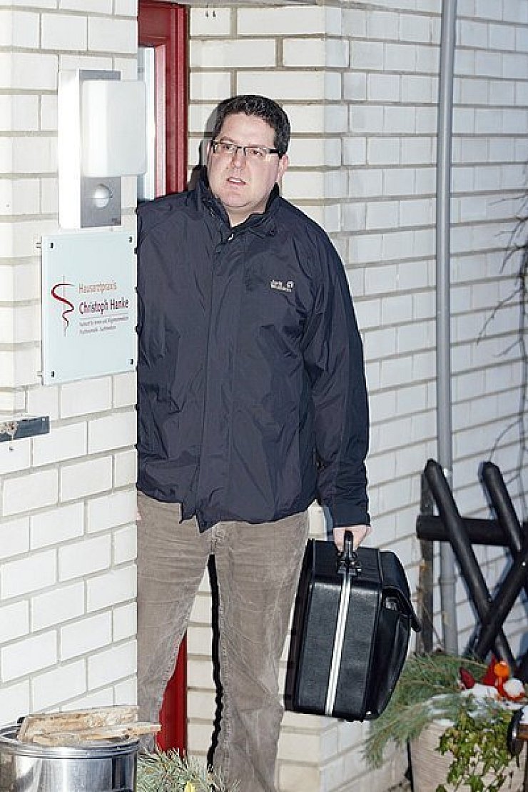 Bald in Dörentrup unterwegs: Christoph Hanke hat seinen Arztkoffer für Hausbesuche bereits gepackt. 