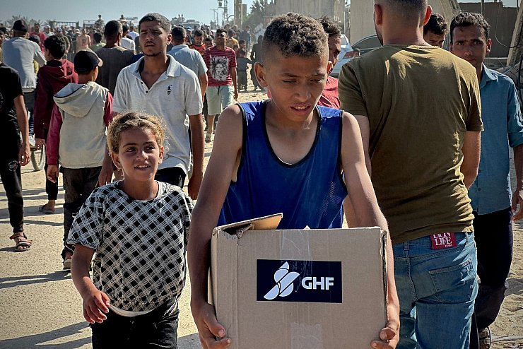 Die von Israel und den USA geförderte Stiftung GHF umgeht die Vereinten Nationen bei der Verteilung von humanitärer Hilfe. - © Moaz Abu Taha/APA Images via ZUMA Press Wire/dpa