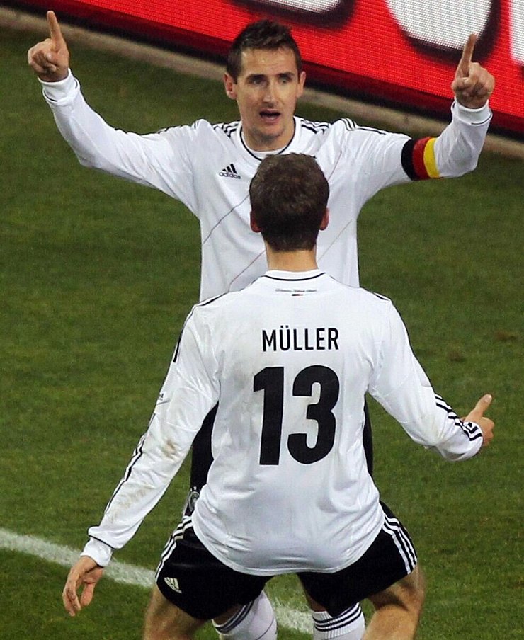 Miroslav Klose lief oft - und gerne - mit Thomas Müller auf. - © picture alliance / Malte Christians/dpa