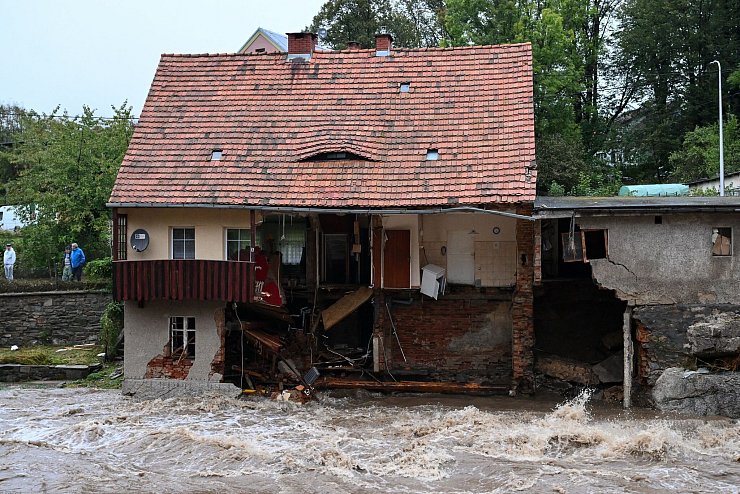 Hochwasser hat im polnischen Kurort Ladek-Zdroj (Bad Landeck) Schäden angerichtet. - © Maciej Kulczynski/PAP/dpa