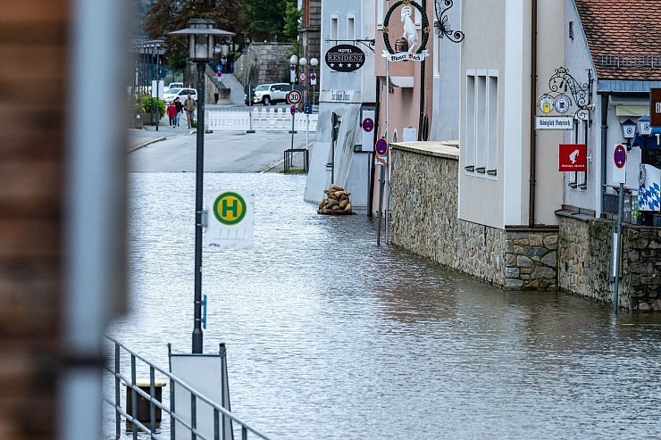 Ein Passau sind Teile der Altstadt vom Hochwasser der Donau überflutet. - © Armin Weigel/dpa