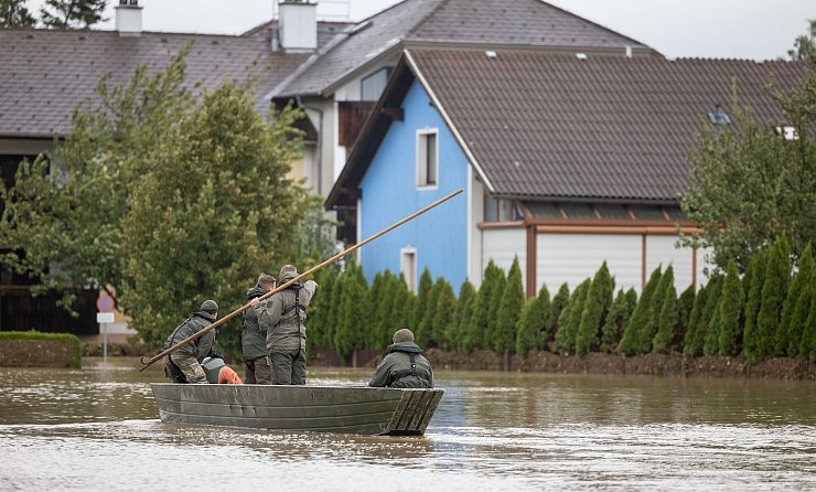 «Melker Pioniere» des österreichischen Bundesheeres sind in Niederösterreich im Hochwassereinsatz. - © Daniel Trippolt/BMLV/APA/dpa