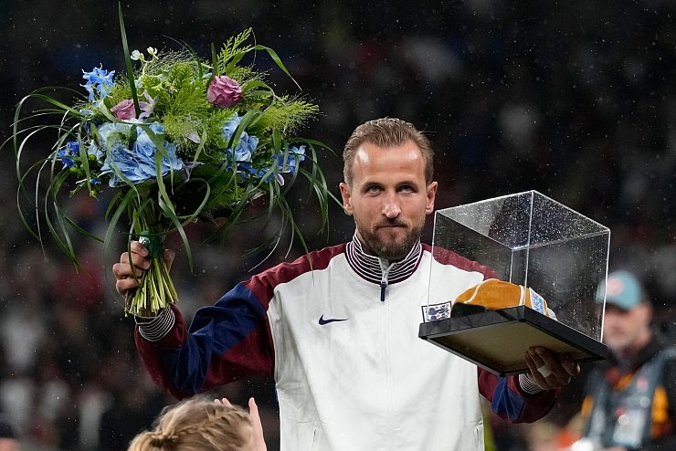 Harry Kane bekam vor seinem Jubiläumsspiel eine goldene Kappe überreicht. - © Frank Augstein/AP/dpa