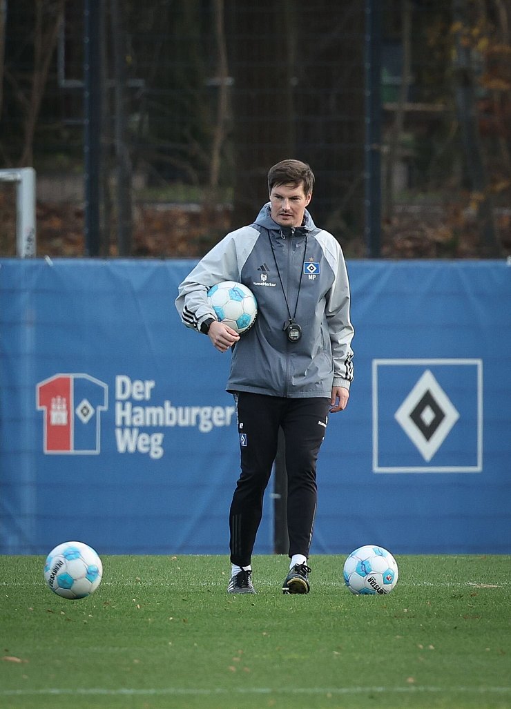 Interimscoach Merlin Polzin beim Training des Hamburger SV. - © Christian Charisius/dpa