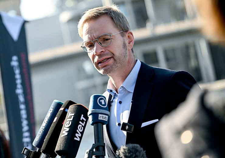 Ein Schwerpunkt-Kapitel beschäftigt sich diesmal mit den «teuren Schatten» von Investitionen - also Folgekosten von Betrieb, Instandhaltung und Verwaltung. - © Britta Pedersen/dpa