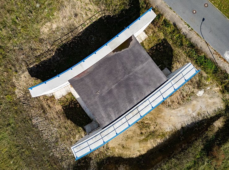 Diese Brücke führt nirgendwohin. - © Robert Michael/dpa