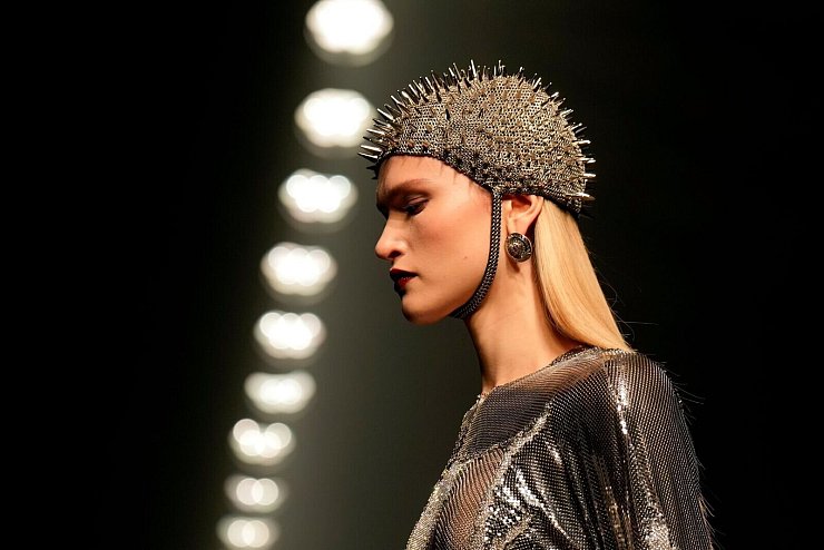 Ein Model präsentiert Mode von Versace für die Herbst/Winter Saison 2025 auf einer Modenschau der Mailänder Modewoche. - © Luca Bruno/AP/dpa