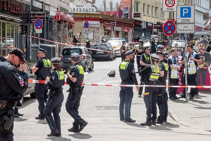 Der vor Gericht stehende 39-Jährige soll auf der Reeperbahn mit einem Hammer auf Passanten und Polizisten losgegangen sein. (Archivfoto) - © Bodo Marks/dpa