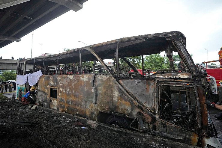 Der Bus, der gasbetrieben gewesen sein soll, brannte lichterloh. - © Sakchai Lalit/AP/dpa