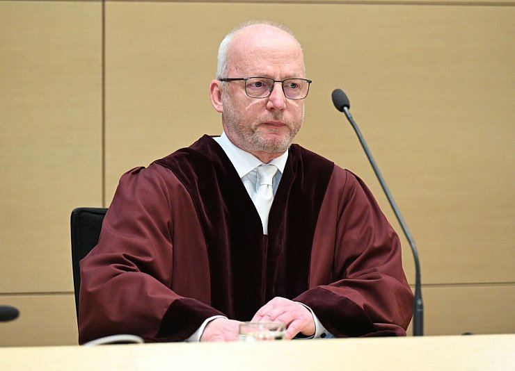 Der Vorsitzende Richter Jürgen Schäfer nutzt die Urteilsverkündung für grundsätzliche Kritik: Gewalt sei kein Mittel für Auseinandersetzungen. - © Uli Deck/dpa