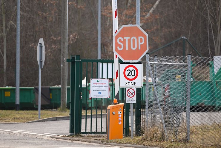 Auf dem Gelände eines Abfallentsorgers wurde eine Babyleiche gefunden. - © Robert Michael/dpa