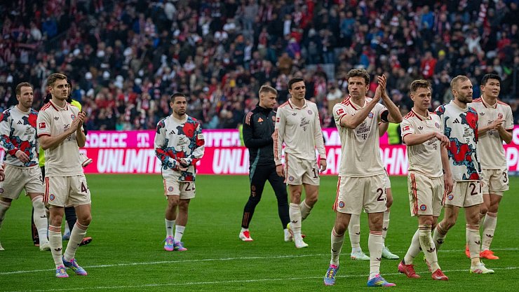 Der FC Bayern siegt - vor allem dank Leroy Sané. - © Leonie Asendorpf/dpa