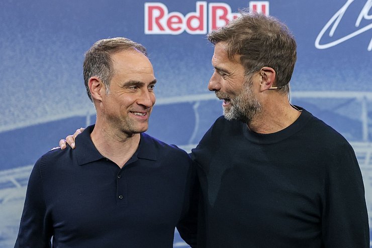 Oliver Mintzlaff (l) schließt einen Trainer Jürgen Klopp () auf der Bank von RB Leipzig aus - © Jan Woitas/dpa