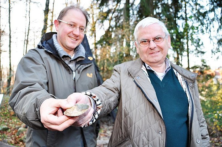 Museumsleiter Karl Banghard (links) und der Museumsvereinsvorsitzende Hans Brinkmann halten den Klingenkratzer in den Händen. Nach fast 20 Jahren ist sein wahres Alter festgestellt worden. - © Foto: Prignitz