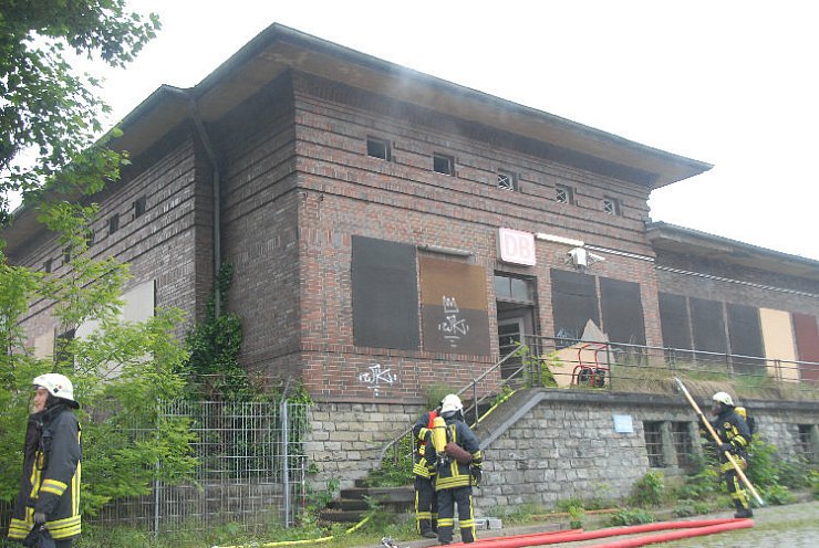 Die Feuerwehr Gütersloh musste einen Brand im Güterbahnhofsgebäude löschen. - © FOTO: A. EICKHOFF
