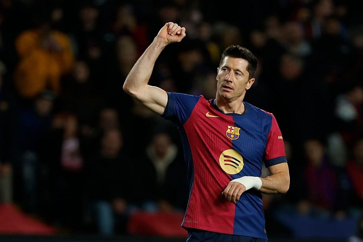 Ex-Bundesligaprofi Robert Lewandowski freute sich über sieben Tore seiner Mannschaft. - © Joan Monfort/AP/dpa