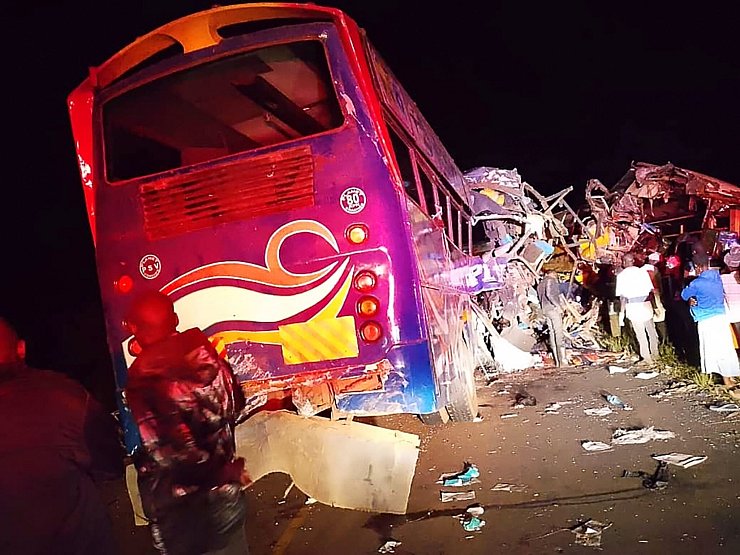 Zwei Reisebusse sind bei einem Überholmanöver frontal aufeinandergestoßen. - © Uncredited/Uganda Red Cross/AP/dpa