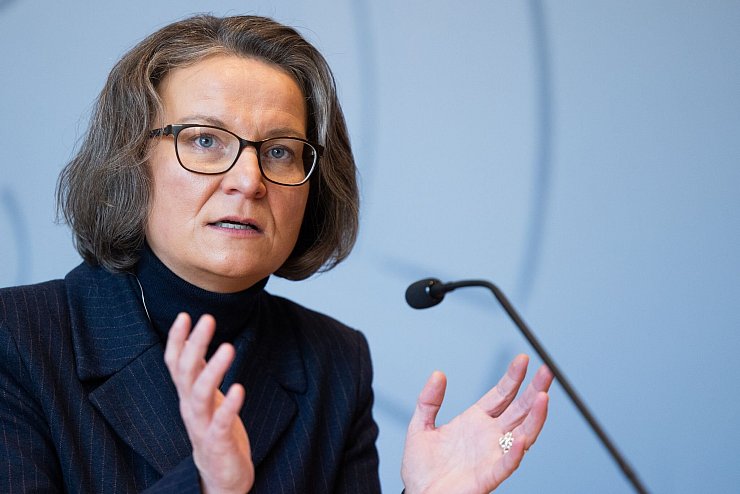 Nordrhein-Westfalens Bauministerin Ina Scharrenbach (CDU) will den Rückgang an Sozialwohnungen mit verschiedenen Maßnahmen bekämpfen. - © Rolf Vennenbernd/dpa