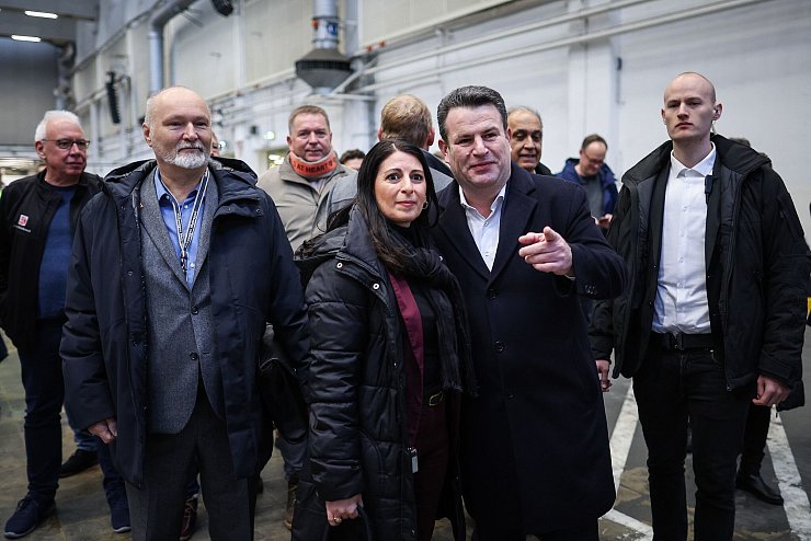 Bundearbeitsminister Hubertus Heil (SPD, 2.v.r) besucht auf Einladung von Betriebsratschefin Daneila Cavallo das VW-Stammwerk. - © Ronny Hartmann/POOL/dpa