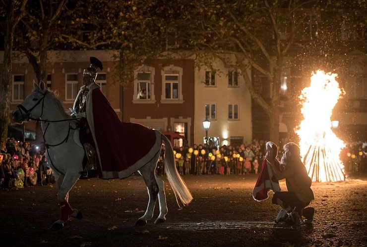 Sankt Martin hoch zu Roß fehlt auch beim Kleinkinderzug in Kempen nicht. (Archivbild) - © picture alliance / Bernd Thissen/dpa
