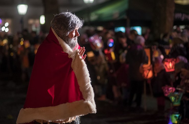 Schlüsselszene im Martinsspiel: Der arme Mann erhält einen Teil von Martins kostbarem Mantel (Archivbild vom Kleinkinderzug in Kempen). - © picture alliance / Bernd Thissen/dpa