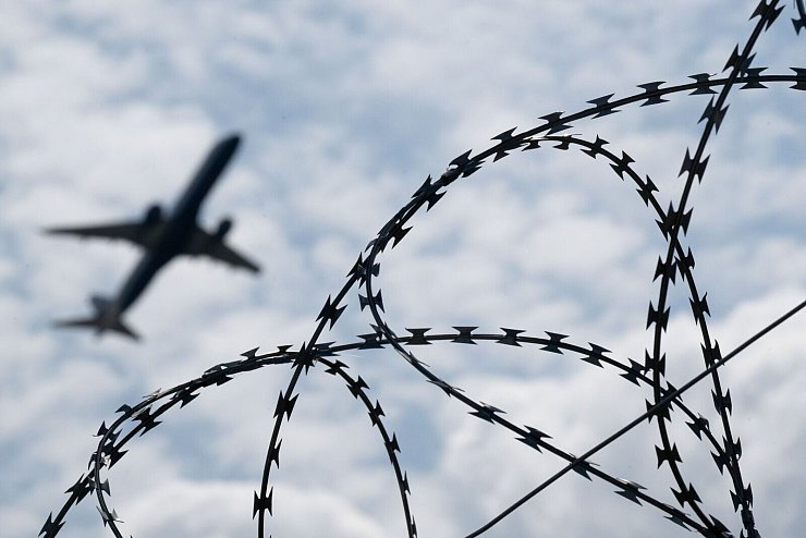 Die Bundesregierung will für weitere Abschiebungen von Straftätern nach Afghanistan sorgen sowie Möglichkeiten für Abschiebungen nach Syrien prüfen. (Symbolbild) - © Sebastian Gollnow/dpa
