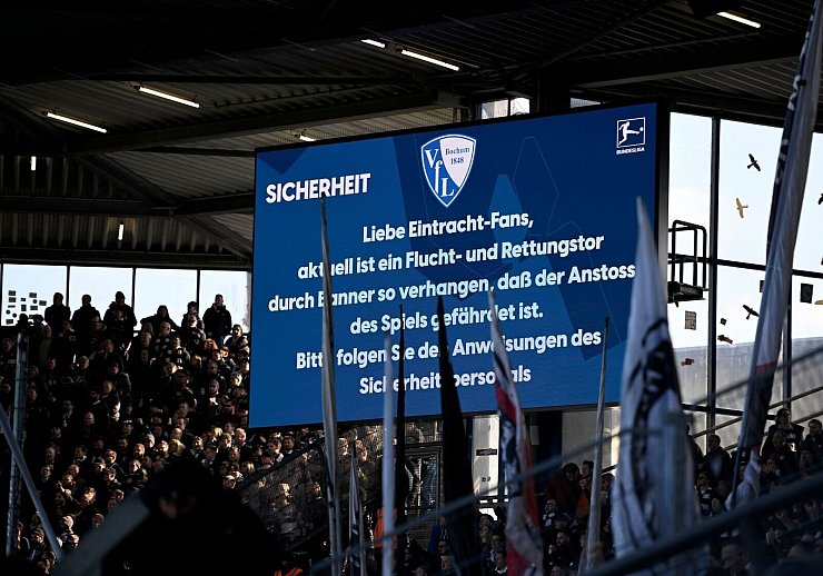 Das Spiel wurde mit 50 Minuten Verspätung angepfiffen - © Anke Wälischmiller/dpa