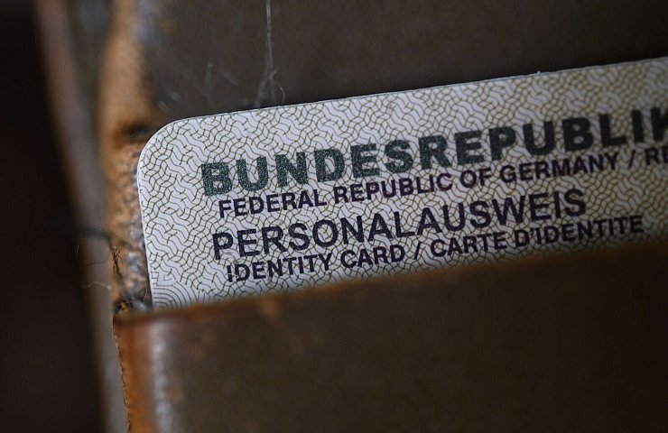 Wer 16 Jahre oder älter ist, kann seinen neuen Personalausweis auch per Post zugestellt bekommen. (Symbolbild) - © Marijan Murat/dpa