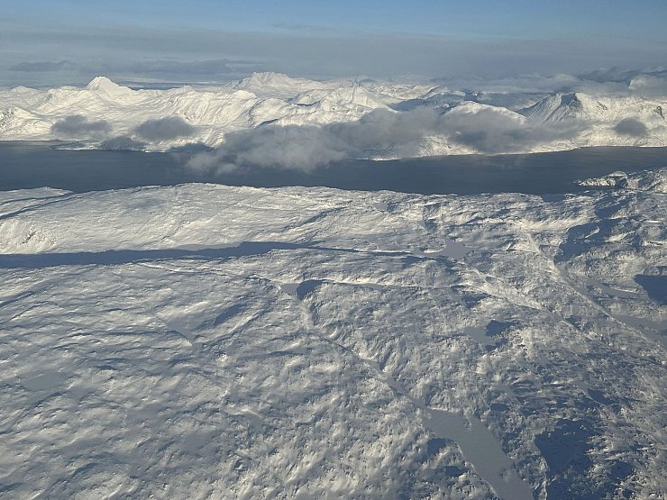 Eine verschneite Landschaft nahe Nuuk. - © Steffen Trumpf/dpa