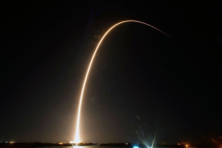 Die US-Raumfahrtbehörde Nasa arbeitet mit zahlreichen privaten Firmen zusammen: unter anderem mit SpaceX für Raketenstarts, aber auch für Mondlandungen. - © John Raoux/AP/dpa