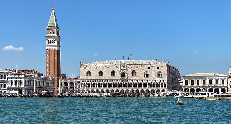 In rund sieben Stunden geht es mit der Bahn von München in die Lagunen-Stadt Venedig. (Archivbild) - © Stefan Weißenborn/dpa-tmn