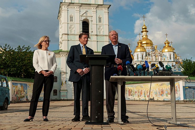 Die US-Senatoren LIndsey Graham und Richard Blumenthal haben in Kiew auch den ukrainischen Präsidenten Wolodymyr Selenskyj zu Gesprächen getroffen. - © Vasilisa Stepanenko/AP/dpa