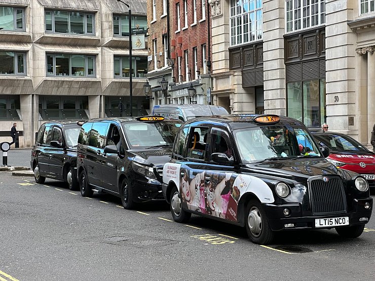 Legendär sind die Londoner Taxis - die «Black Cabs». (Archivbild) - © Benedikt von Imhoff/dpa