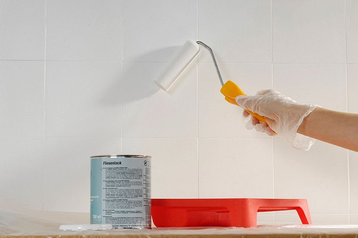Statt neue Fliesen zu verlegen, kann man den Fliesenspiegel lackieren. - © Draksal Verlag/DIY Academy/dpa-tmn