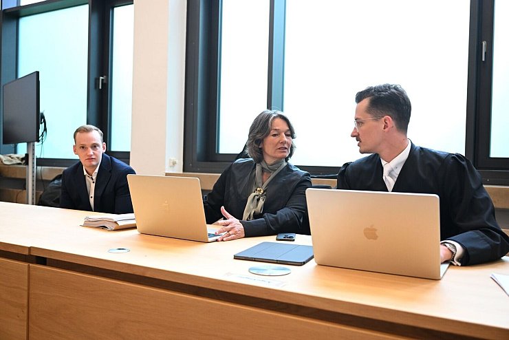 Die Verteidigung will beweisen, dass es ein Unfall und kein Verbrechen war. - © Felix Hörhager/dpa